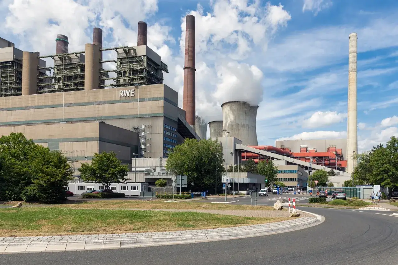 RWE Kraftwerk mit Kühltürmen und Schornsteinen. Hier wird über den RWE Tarifvertrag verhandelt.