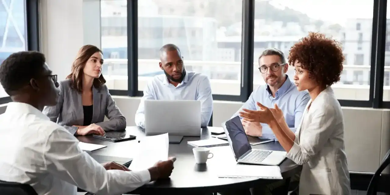 Ein Team im Meeting, das einen überzeugenden elevator pitch entwickelt.
