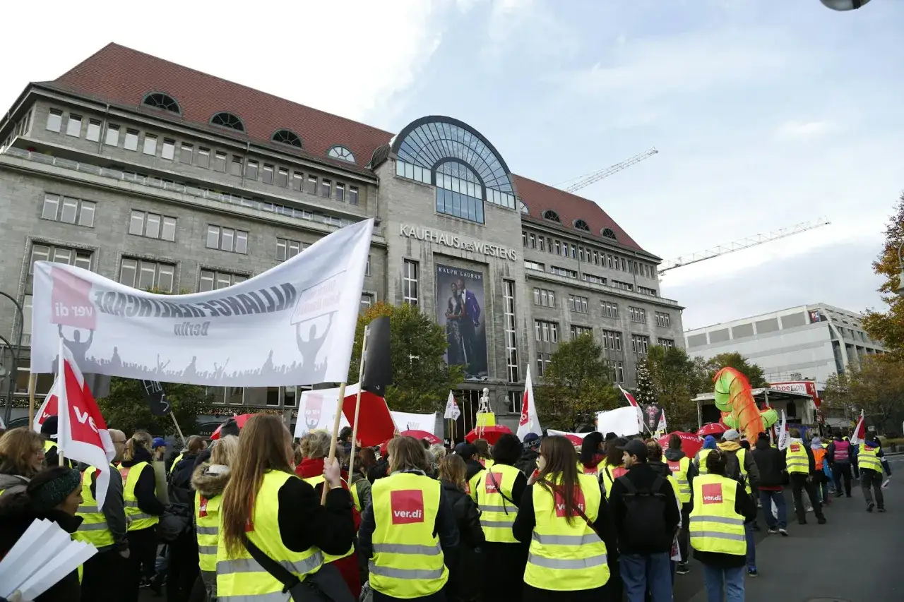 Demonstranten vor dem Kaufhaus des Westens. Heute wird hier gestreikt für bessere Arbeitsbedingungen.