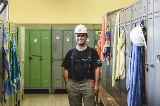 Umkleidezeit als Arbeitszeit? Wann Dienstkleidung vergütet wird